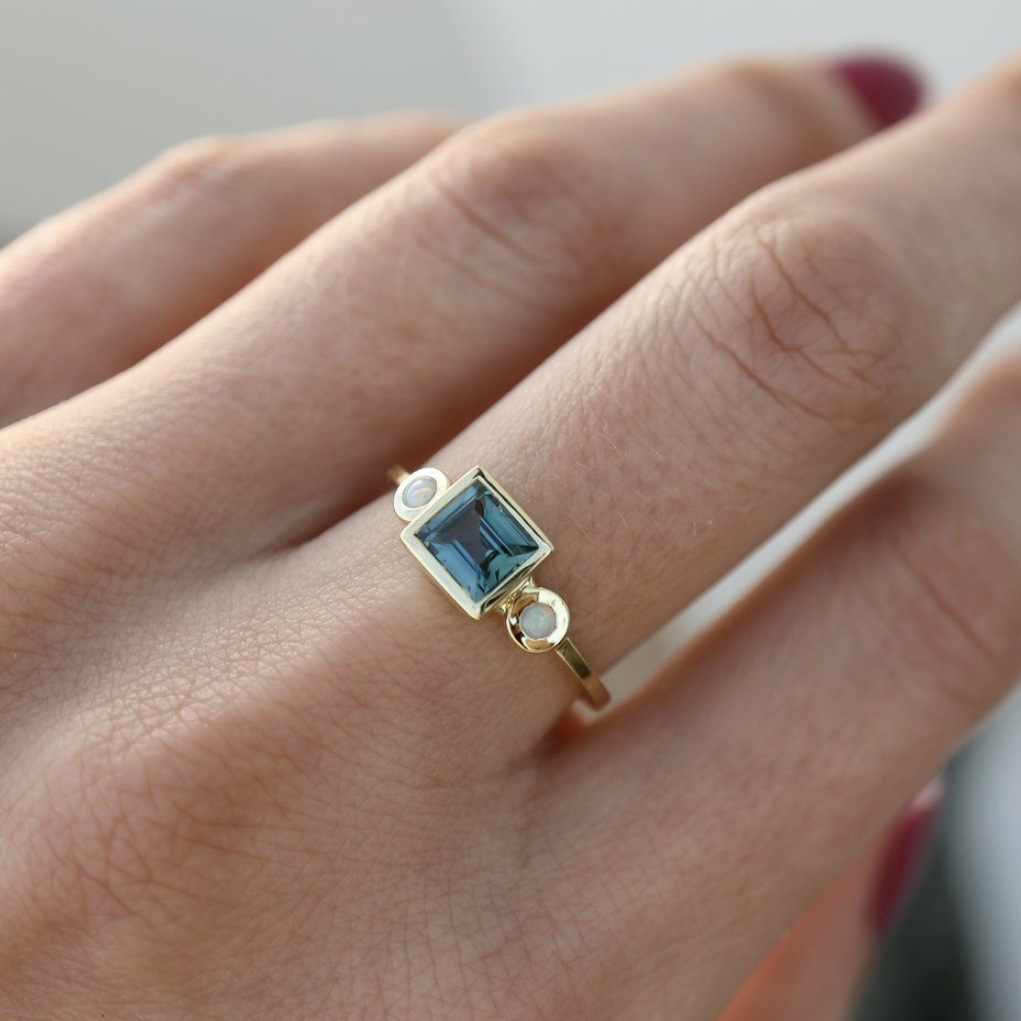 Faelyn - Vintage Blue Crystal Ring