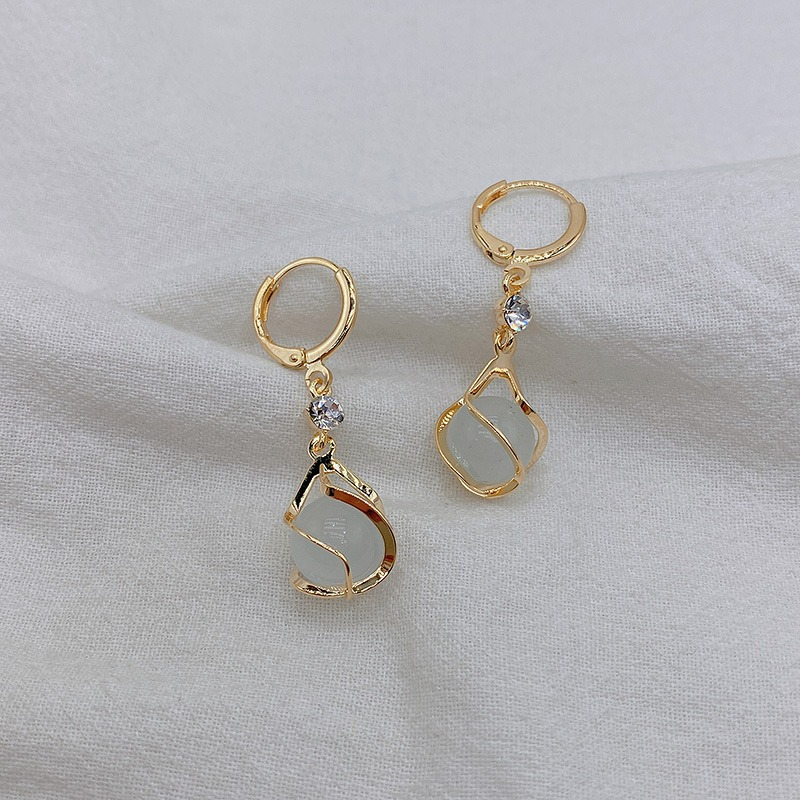 Blythe – Vintage White Opal Dangling Golden Earrings